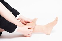 パンプスが「疲れる」「痛い」は現代人特有の悩み？ その要因を解明
