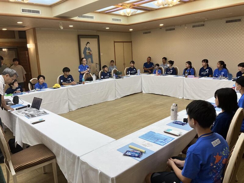 プロジェクトに参加する児童が机を囲み、自己紹介をしている