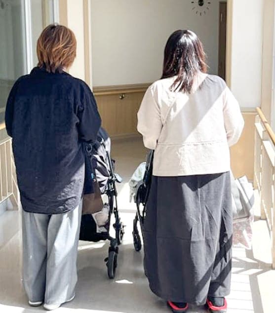 緊急里親さんがベビーカーをおす後ろ姿