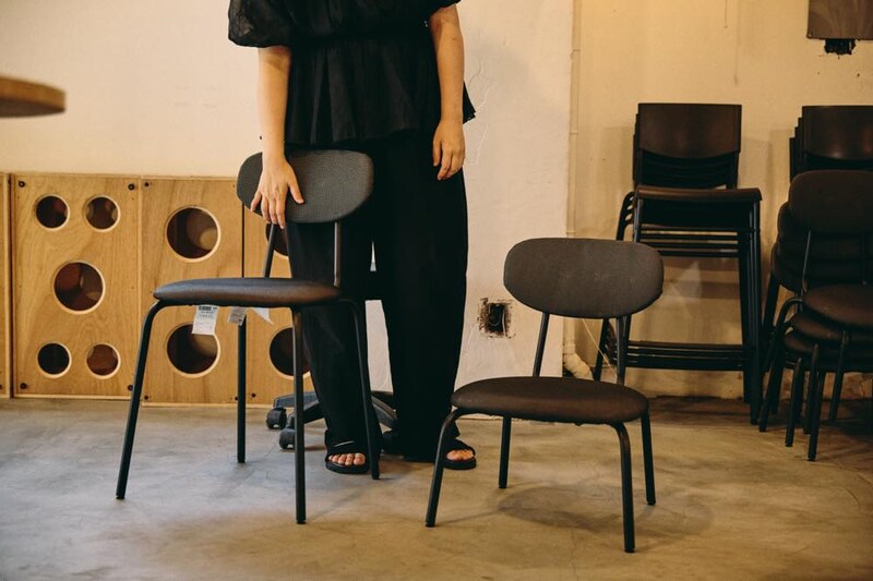 高さの違う2つの椅子が横並びになっている