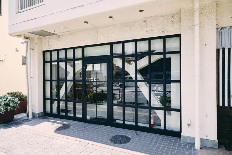 「5005」の外観。道路側がガラス張りで、手話で外との会話ができるようになっている