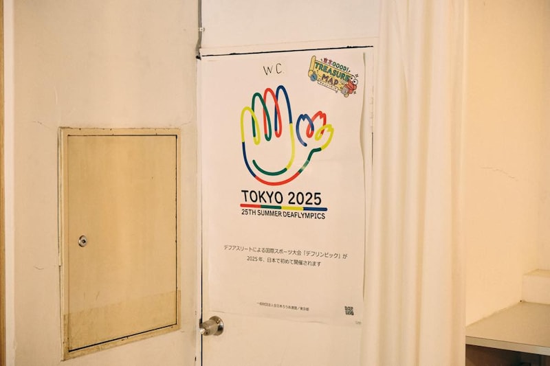 「5005」の壁に貼られたデフリンピックのポスター