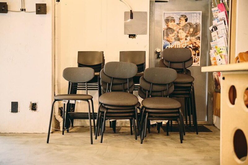 高さが異なる椅子が積み重ねられている