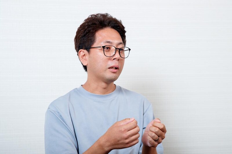 取材に応じる荻野さん