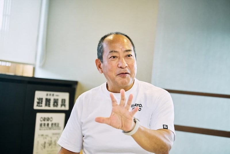 インタビューに応える雄谷さん