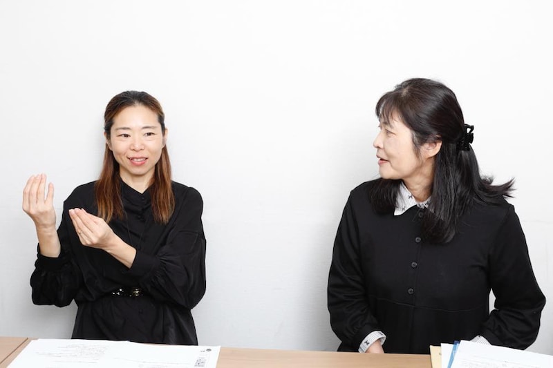 取材に応じる秋山さん（左）と、根本さん