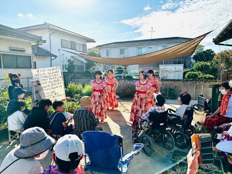 交流会ではフラダンスを披露