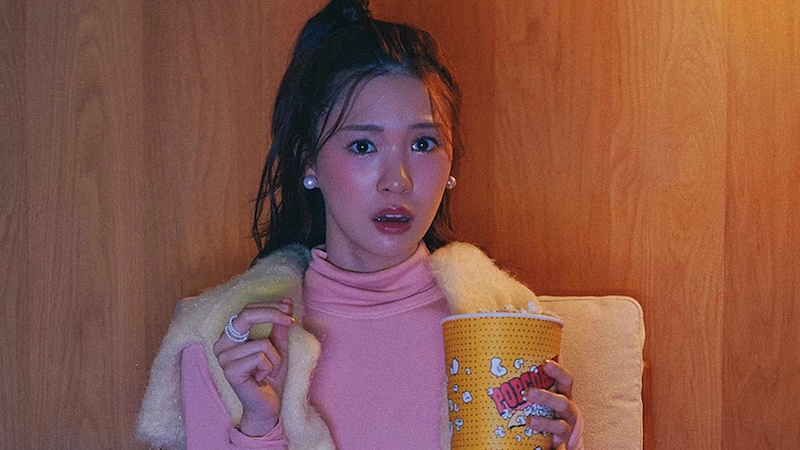 パッと目をひく優れもの♡ 甘さを格上げしてくれる【ピンクタートルカットソー】着回し術