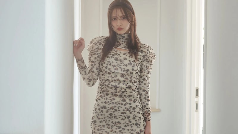 春トレンドを先取り♡ 金川紗耶がまとう【肌見せ×花柄】の上品ワンピコーデ