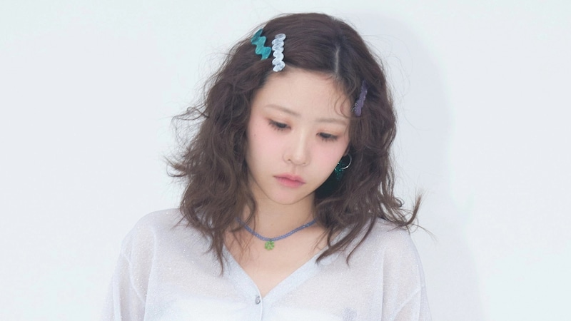 顔まわりを盛って透明感アップ♡ 澄んだ印象を叶える【ひんやりカラーアクセ】