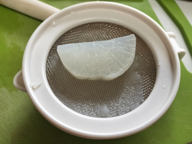 離乳食で大根をつぶしたら→切実なのに笑える投稿に10万いいね「同じことしたw」「ママ愛おしすぎる」