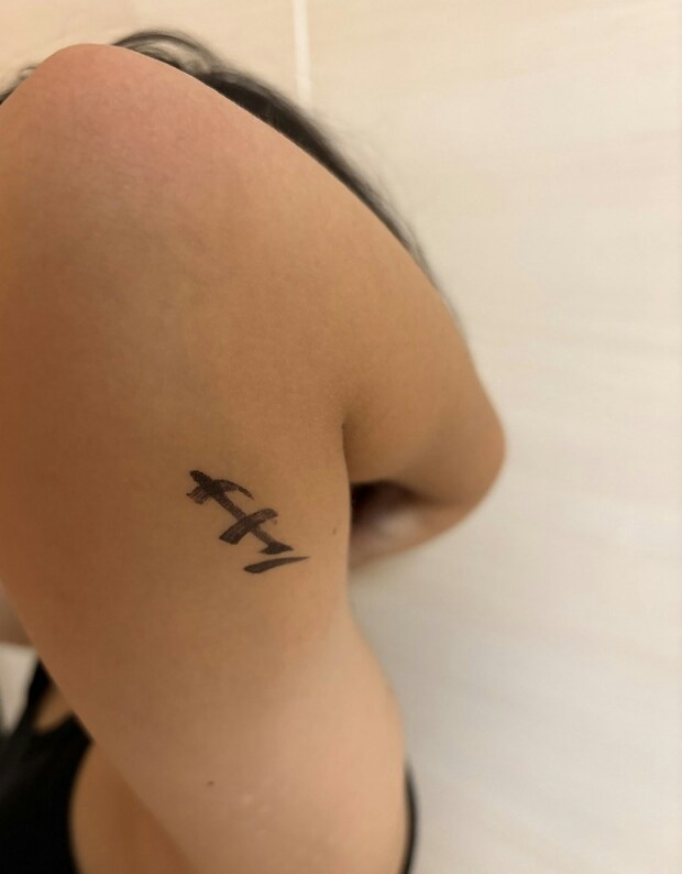 小3息子のひじに平仮名で「き」→理由に17万いいね「たまらん」「小3の流行り?」