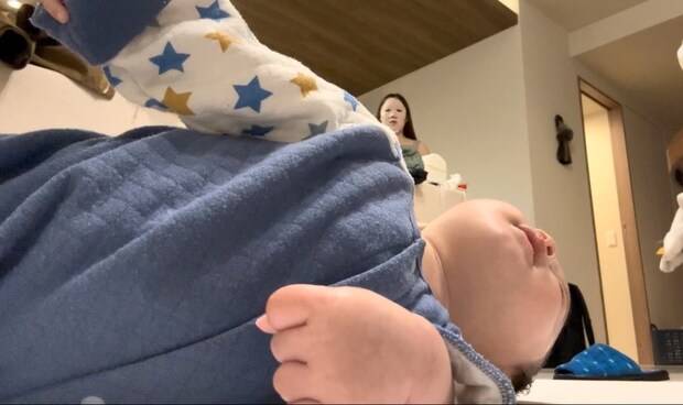 寝返り動画を見返したら→背後の映り込みがおもしろすぎて7万いいね「目を奪われてしまう」