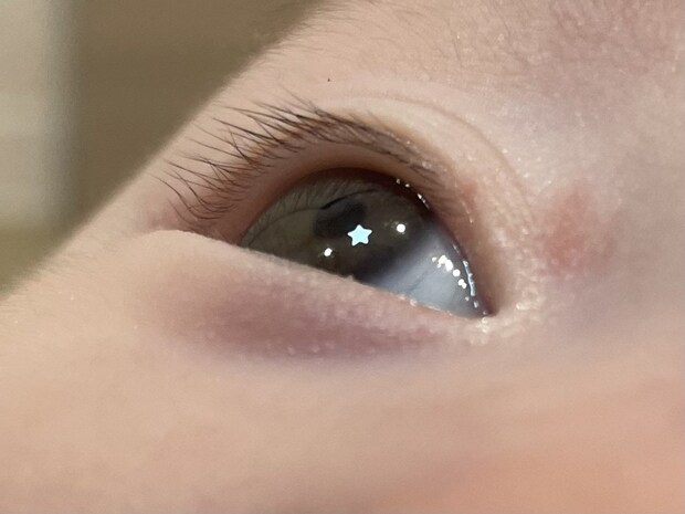 瞳の中がキラキラ！？“お星さまを宿した”赤ちゃんの写真に25万いいね「ぎゃーかわいい…！」