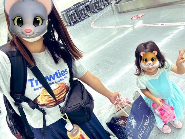 「娘の隣のワイ…」ワンオペ帰省中、母が自分を比喩した表現に5万いいね「愛だ…」「敏腕マネージャー感」