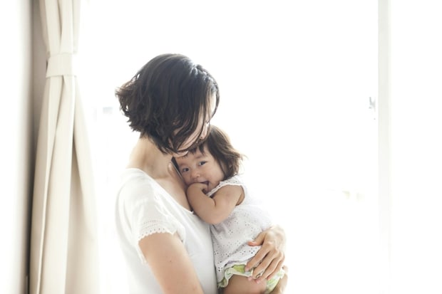 寝起きの娘→「見えない」と大泣き！理由がわかった話に13万いいね「人生1周目」「ピュアすぎて」