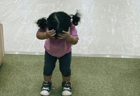 【悶絶】トンネルで頭を守るわが子→あまりに慎重な姿に11万いいね「えらい」「危機管理の意識高い」