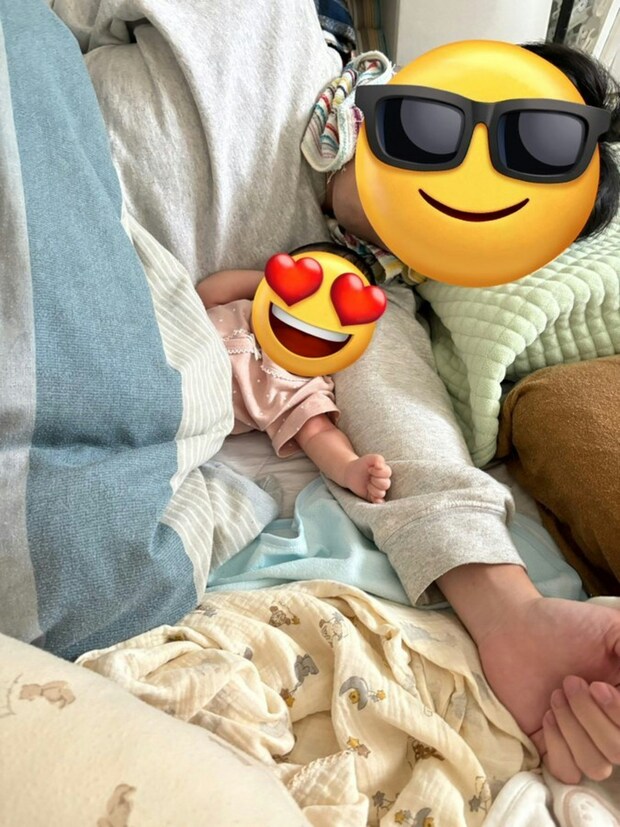 【癒やし】超シンクロ！ママ撮影、パパと娘の寝相に3000人がほっこり