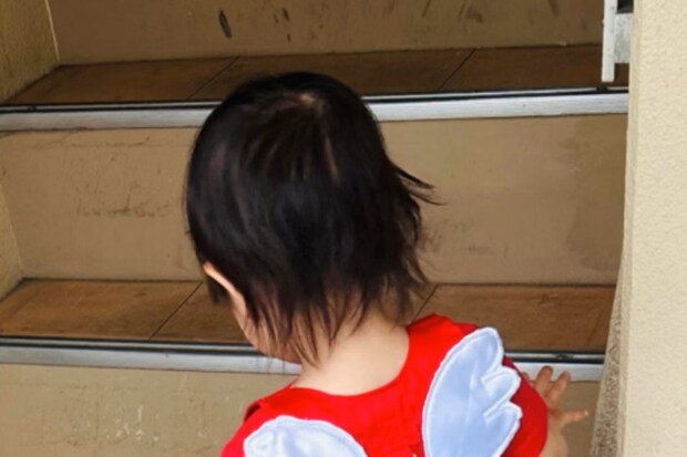 「自分で持つ！」ハーネス完全無視の登園スタイルに4300いいね「笑った」「自由すぎる」