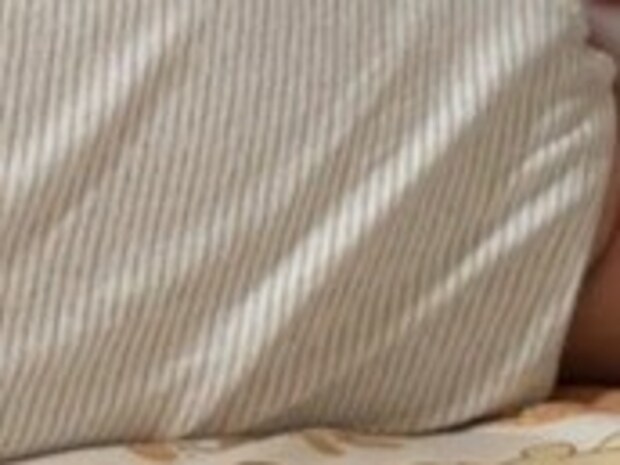 生後3か月の「哀愁の背中」が愛しすぎる件に3千いいね「あるあるです」「わかります」