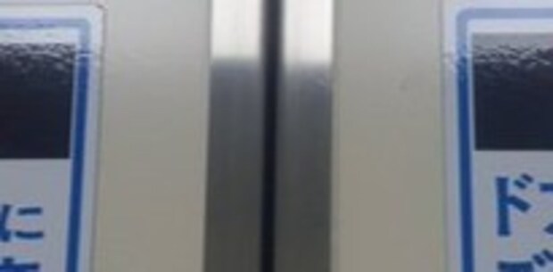 【懐かしすぎ】あのエレベーターのステッカーがまだ生きてたエピソードに3.5万いいね「昭和感」「なつかしい！！」