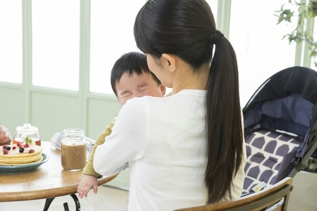 ショッピングモールでぐずる赤ちゃんを見たわが子「ママ、赤ちゃんって…」親が思わず泣いた話