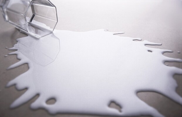 牛乳がこぼれるいつもの出社前、突き刺さる親友の“キラキラ専業主婦SNS”｜ワーママと主婦のミゾ