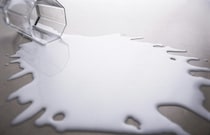 牛乳がこぼれるいつもの出社前、突き刺さる親友の“キラキラ専業主婦SNS”｜ワーママと主婦のミゾ