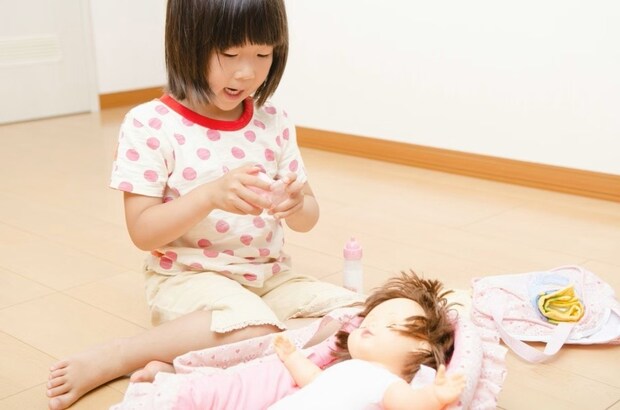 「もう飽きた」と思ってたお人形ごっこが一変！ママの神設定に1100いいね