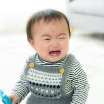 奇跡のアングル、赤ちゃんほっぺが尊すぎる…！2.5万いいね「この角度たまらん」「眼福」