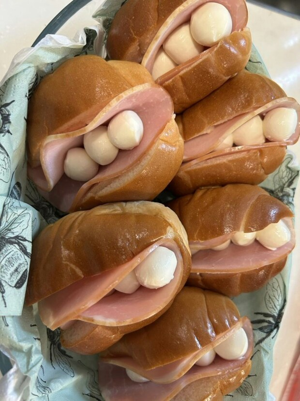 子の好物でロールパンサンドを作ったら→まさかのホラー化で4.9万いいね「怖いw」「ハロウィン向け」