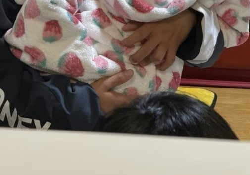 【かわいい】毛布に包まれスヤァ…赤ちゃんじゃないけど「母性出る」癒やしの光景に1万いいね