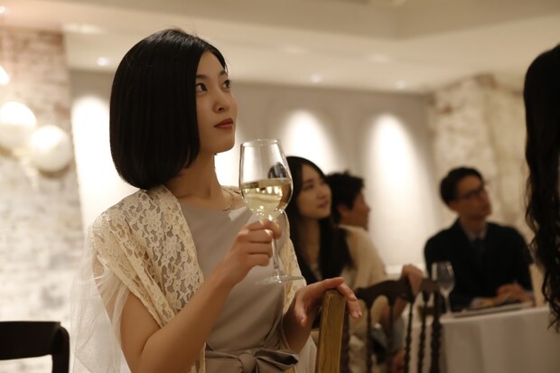 披露宴に招待した同僚が→「もう35歳なんでしょ?」コソコソ話にショック|マタハラ同僚の話