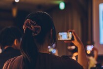 披露宴に招待した同僚が→「もう35歳なんでしょ？」コソコソ話にショック｜マタハラ同僚の話