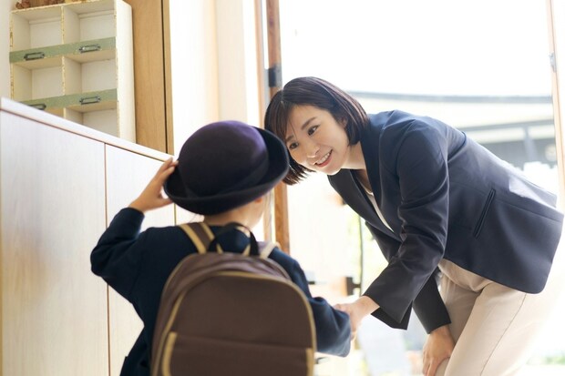 玄関　女性　子ども