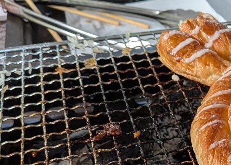 「絶対うまい」BBQの締めで焼く“有名菓子パン”→おいしそうで大反響「罪深い」「うらやまし…」