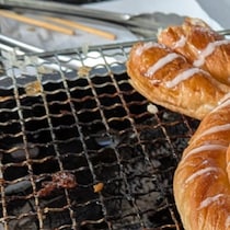 「絶対うまい」BBQの締めで焼く“有名菓子パン”→おいしそうで大反響「罪深い」「うらやまし…」