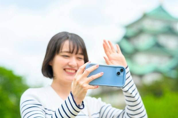 親戚同士でお出かけ中「スマホ持つ手が下がらない」→わが子を撮る義姉に違和感｜弟の子を独占する義姉