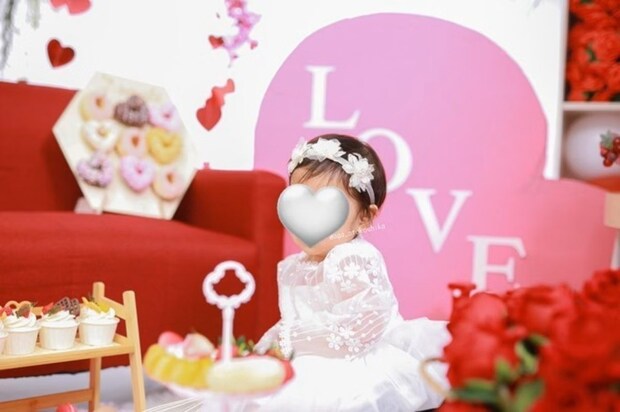 「こう撮る発想はなかった！」娘の一枚のために奮闘する母の姿が話題「愛がすごい」と1.6万いいね