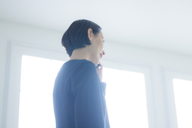 女性　電話　背中