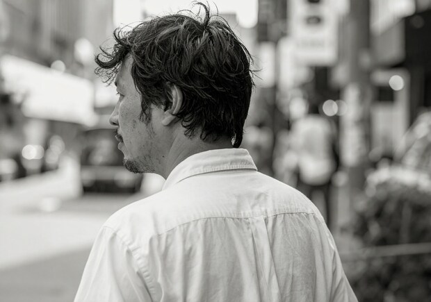 男性　路上　後姿