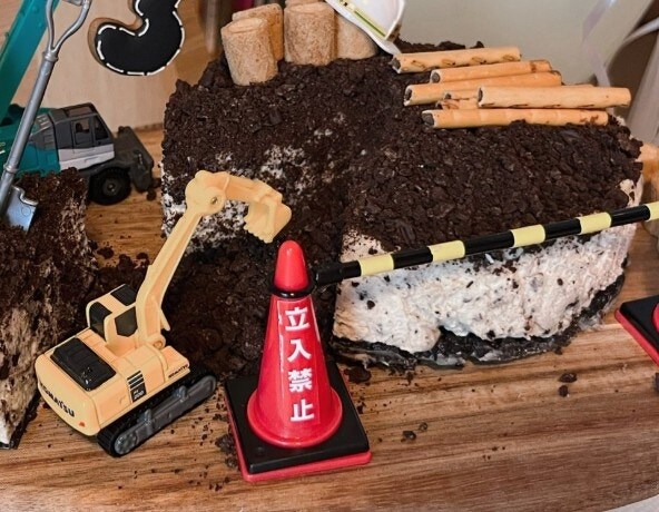 ケーキが【工事中】重機好き3歳の息子の誕生日→母のアイデアに1万いいね「センスが爆発」「かわいい」