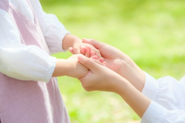 手　子ども　親