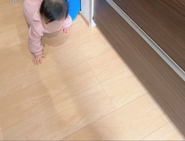 料理中に聞こえた“ペタペタ”…その正体に1.4万いいね「かわいすぎて泣ける」「日常の宝物」