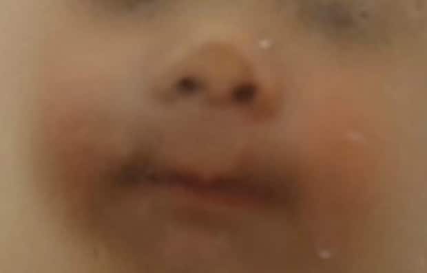 湯気の向こうにちょこん…ママをのぞく姿がかわいすぎて14万いいね「毎日こんな幸せがあるなんて」