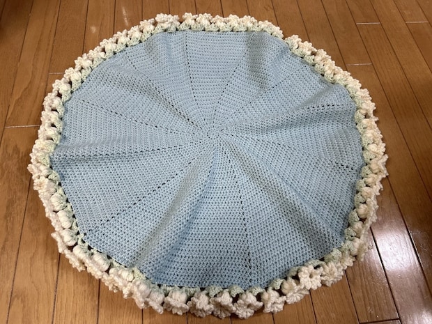 天才すぎる！たたむとキュンとくる見た目に♡→手作りブランケットに10万いいね「素敵」「編めたら最高」