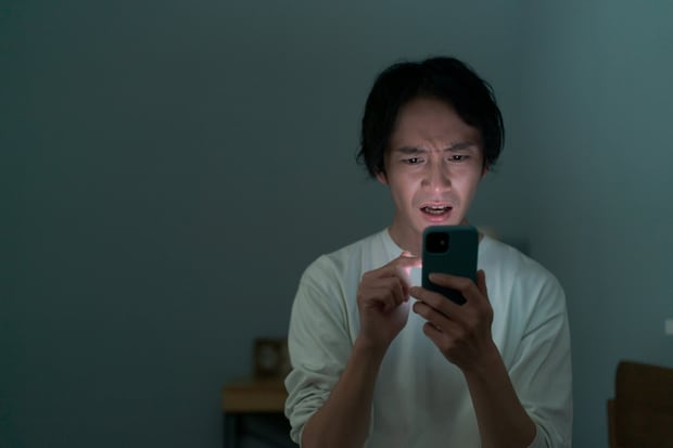 電話　夜　男　ショック