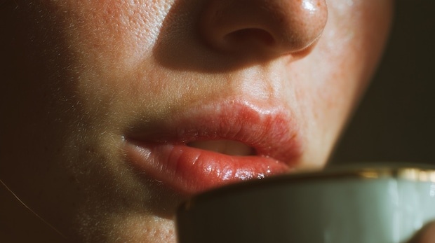 口元　コーヒー