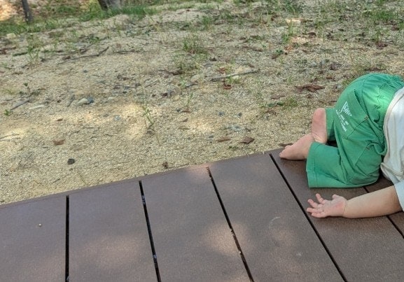 公園に来たのに？→想像以上の“くつろぎっぷり”息子に9,800いいね「かわいすぎ」「寝てるやろ」