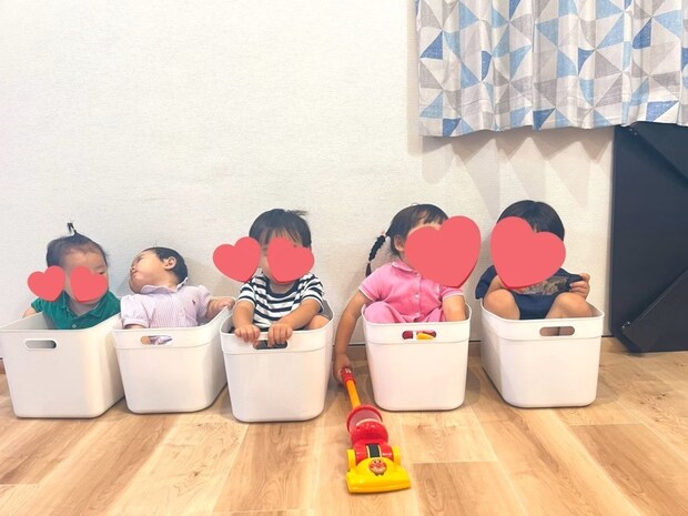 親戚の子どもたちが集合写真を撮ったら→「あれ、うちの娘だけ…」おもしろすぎる表情に4.5万いいね